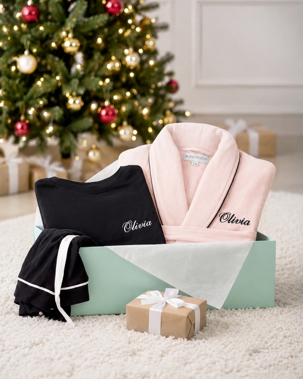 presentset till henne med rosa morgonrock och svart pyjamas märkta med valfritt namn