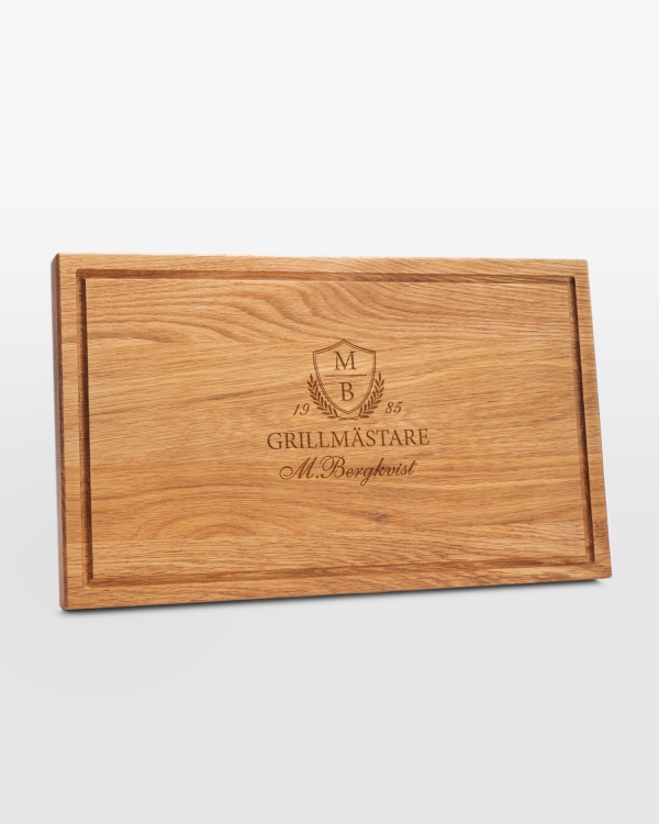 graverad skärbräda i trä