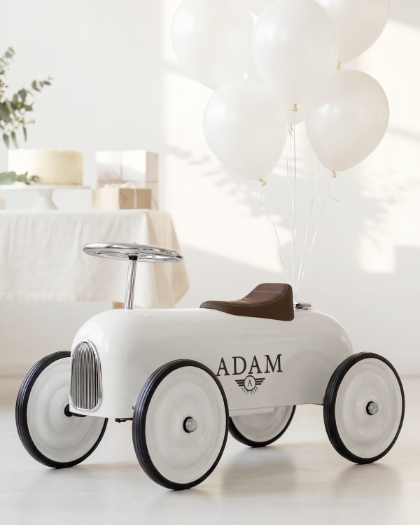 Vit sparkbil med personligt tryck