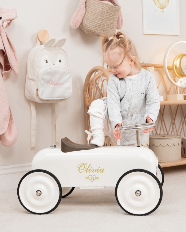 Vit sparkbil med namn