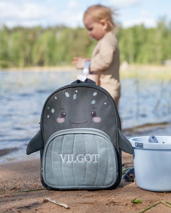 Barnryggsäck i form av en val med broderat namn