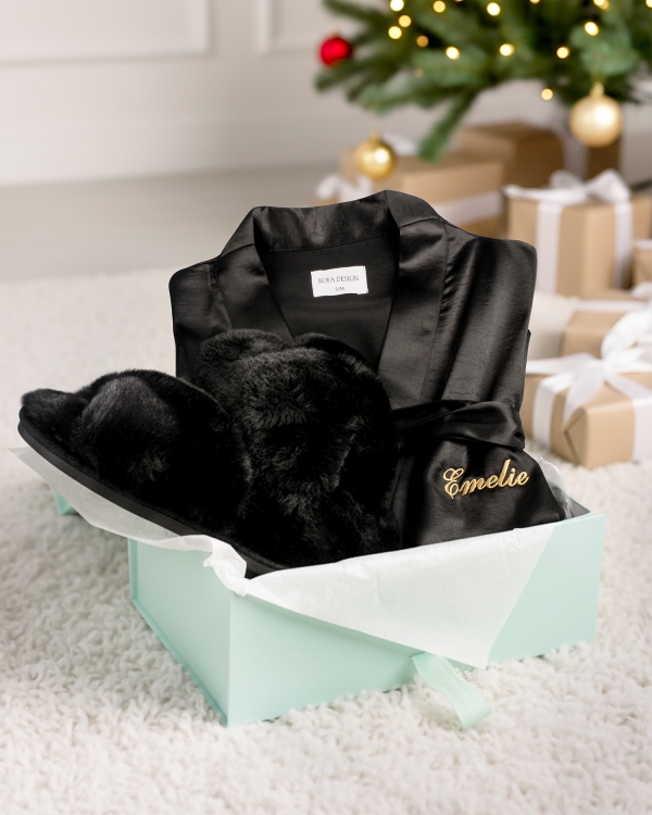 julklappstips till henne med broderad morgonrock i satin med namn och svarta fluffiga tofflor
