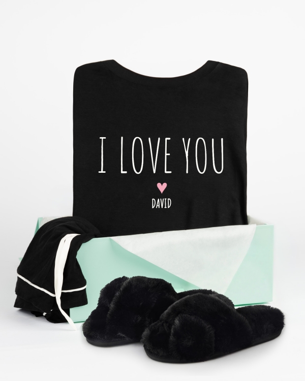 Mjukt pyjamasset med fluffiga tofflor och personligt tryck