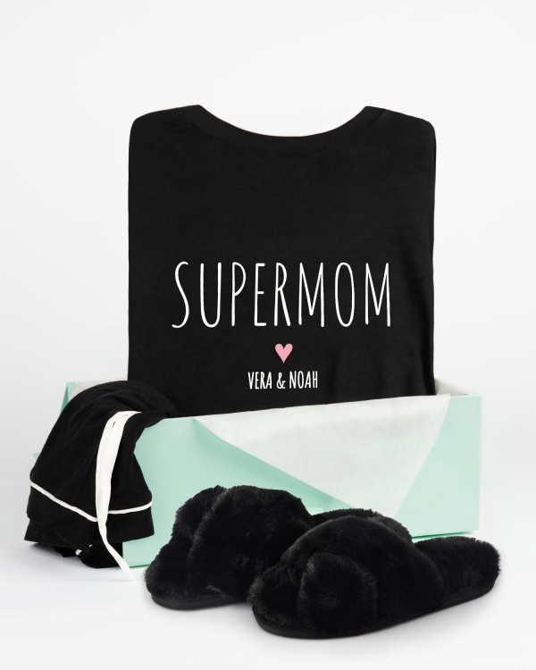 Presentset till mamma på mors dag med pyjamas med tryck och mjuka tofflor
