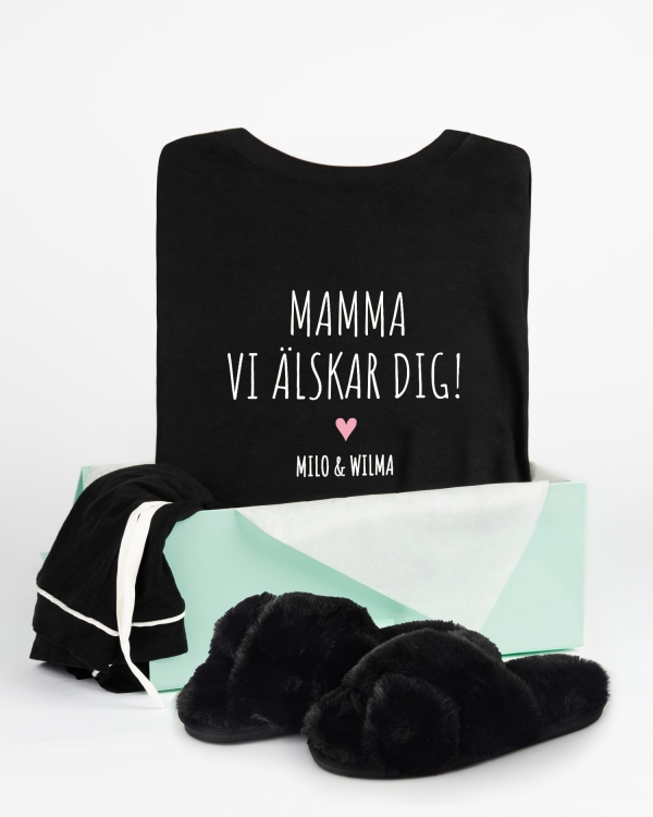 Mjuka pyjamasshorts och t-shirt med tryck i presentset med svarta tofflor