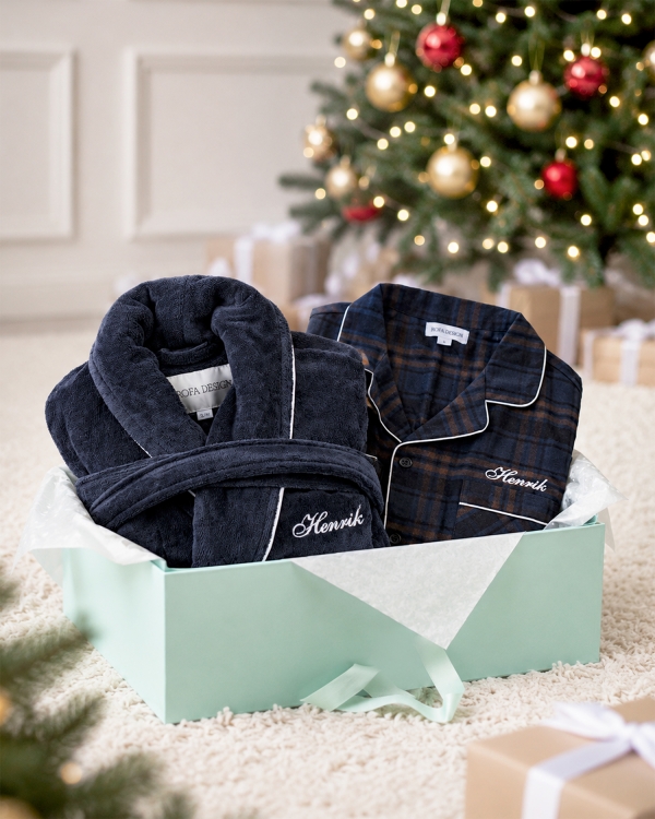julklappstips till honom med marinblå badrock och flanellpyjamas broderade med valfritt namn