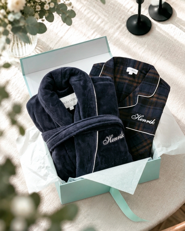 Presentset till pappa innehållande en mörkblå badrock och pyjamas med broderat namn