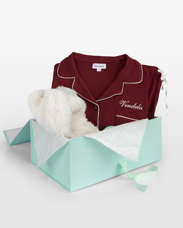 Presentset med vinröd dampyjamas med namn och cremefärgade fluffiga tofflor