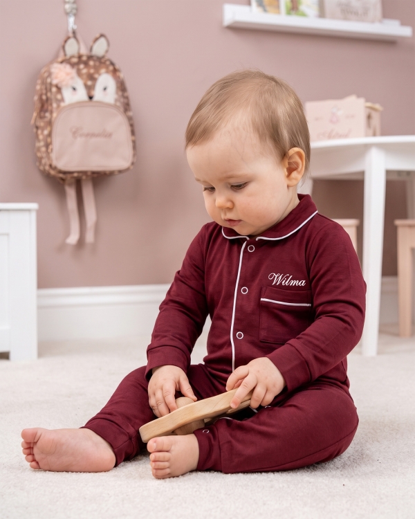Vinröd pyjamas för barn med namn och tryckknappar