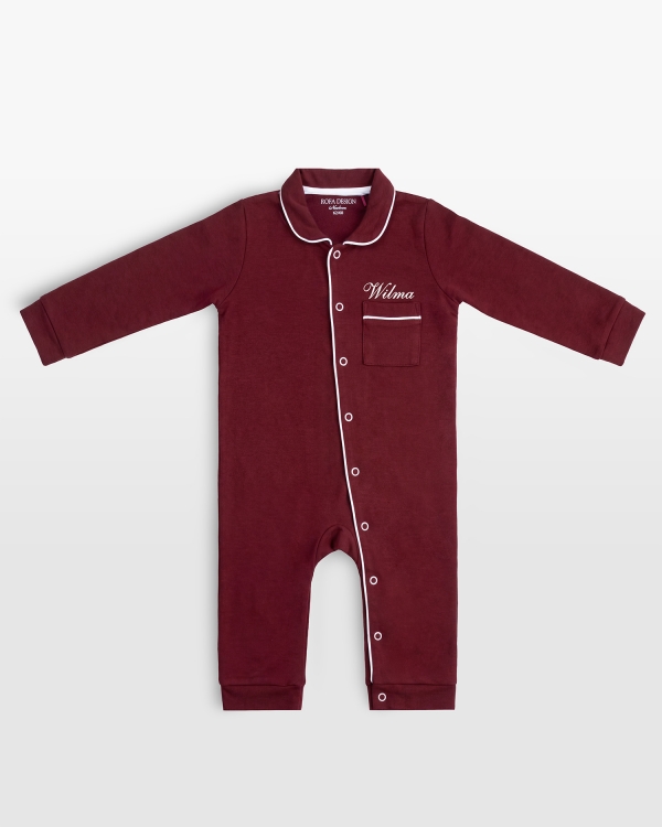 Vinröd babypyjamas med namn