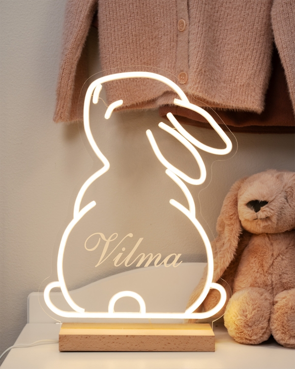Barnlampa i neon med kaninmotiv och namn