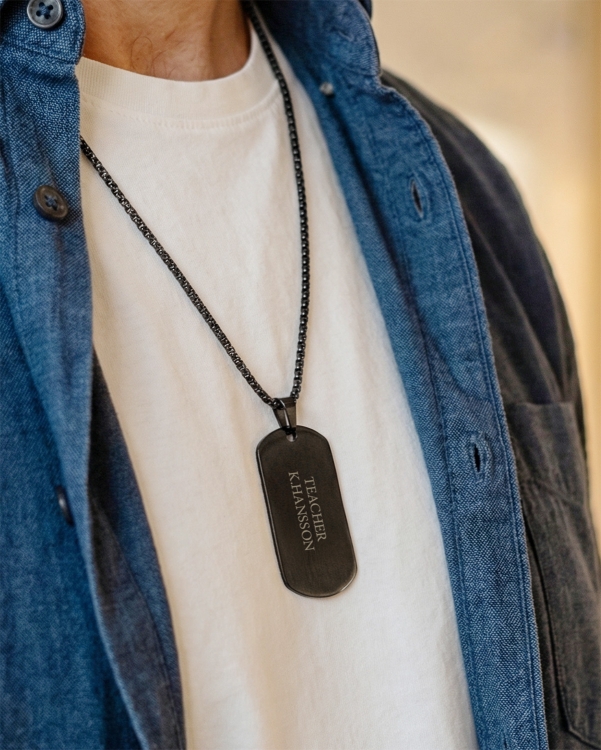 Svart halsband med kedja och personlig gravyr