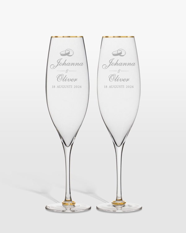 Champagneglas med guldringar på foten och personlig gravyr till brudparet