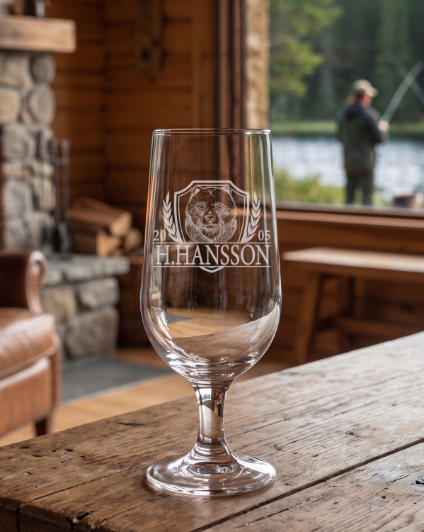 Graverat ölglas med djurmotiv, årtal och namn