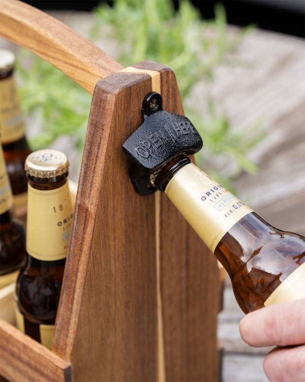 Ölkorg med namn och ölöppnare