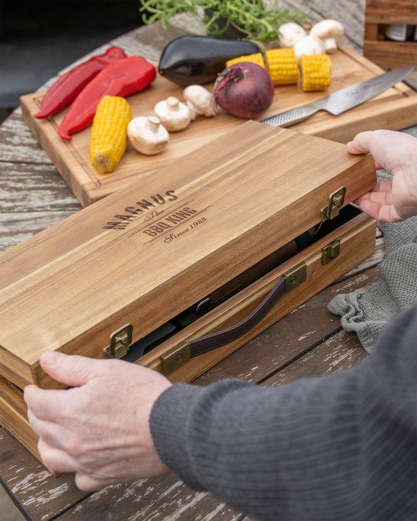 Grillverktyg i vacker trälåda