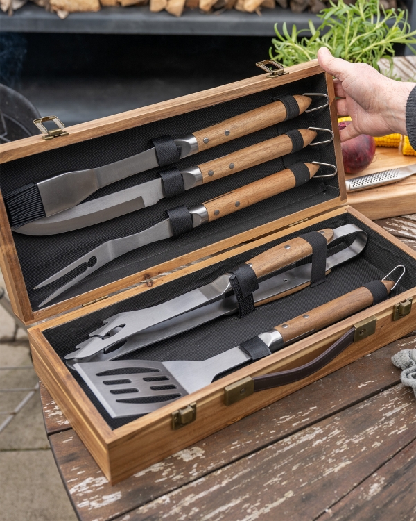 Grillredskap och fin trälåda med personlig gravyr