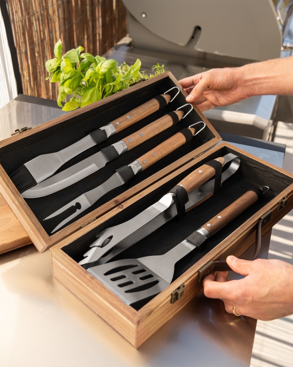 Grillredskap och fin trälåda med personlig gravyr