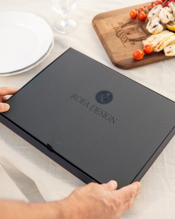 Vacker svart presentlåda innehållande personliga grillbestick
