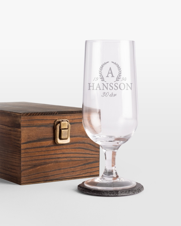 ölglas med namn och stenunderlägg