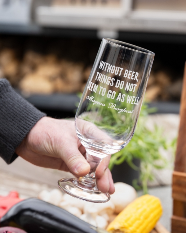 graverat ölglas med personlig text
