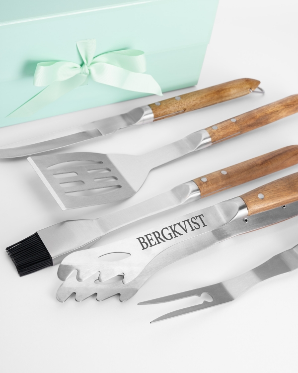 set om grillspade, grillgaffel, grilltång, grillpensel och grillkniv