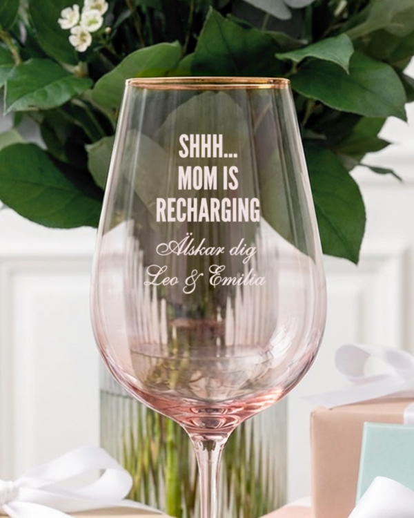 Personligt graverat rosa vinglas till mamma