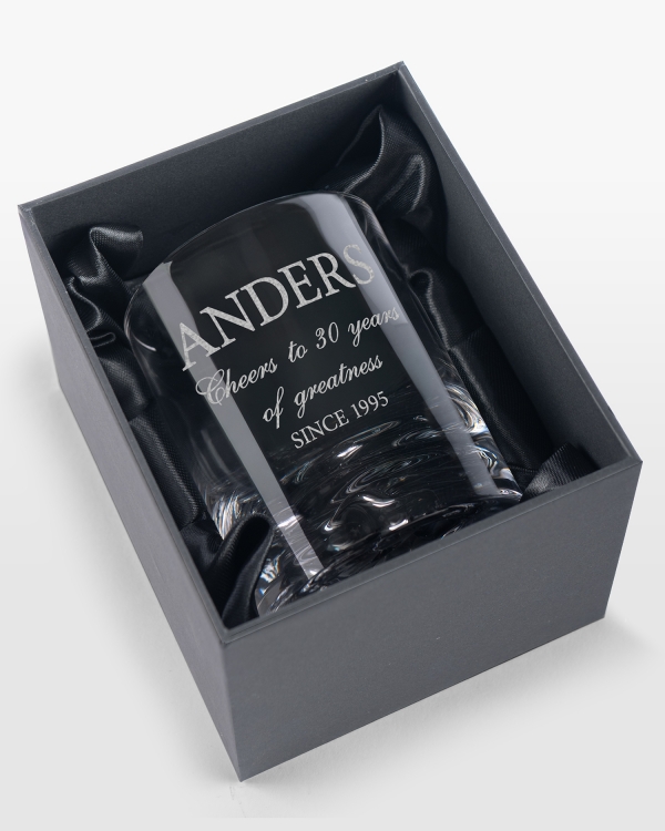 Personligt graverat whiskeyglas i svart presentlåda