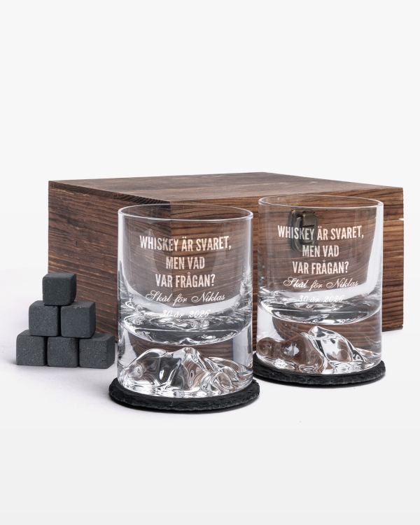 Graverade whiskyglas med valfritt namn. Kommer i en robust trälåda tillsammans med whiskystenar och glasunderlägg