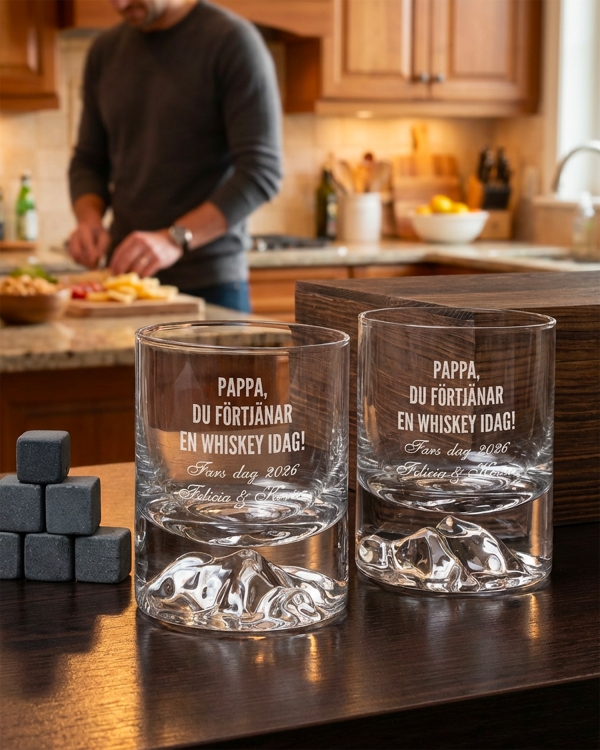 Set med graverade whiskeyglas, trälåda, whiskeystenar och glasunderlägg