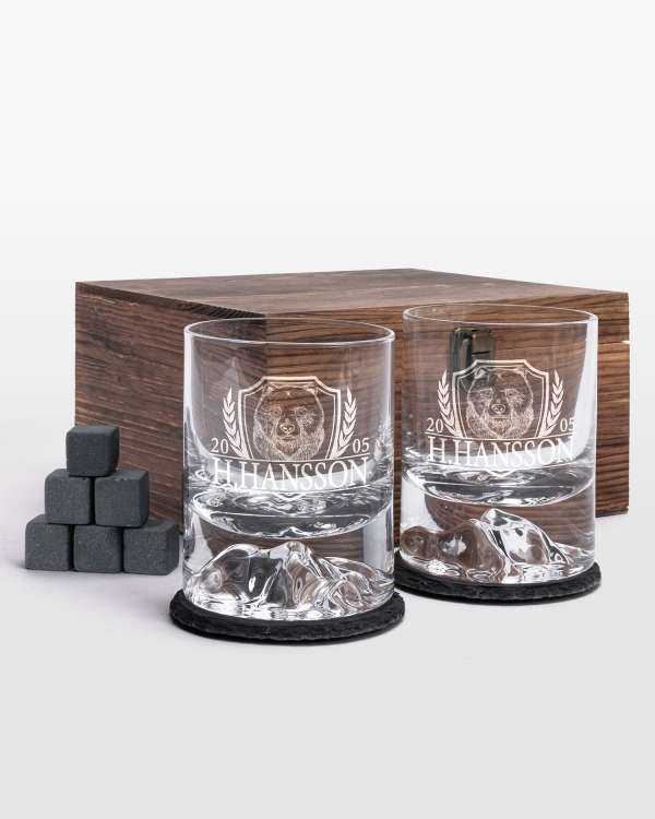 graverat whiskyset med två glas, whiskystenar och en låda av trä