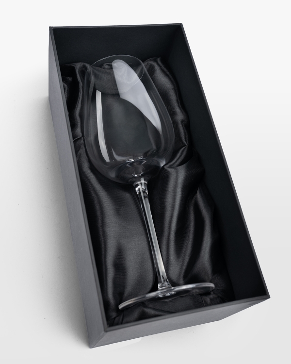 Vackert vinglas som kommer i en svart låda