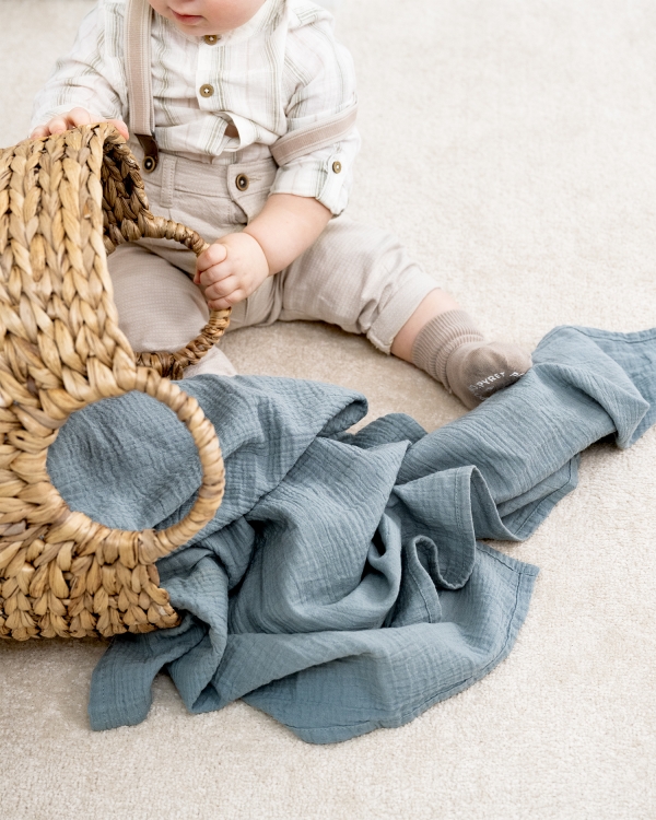 Blå muslinfilt till bebis