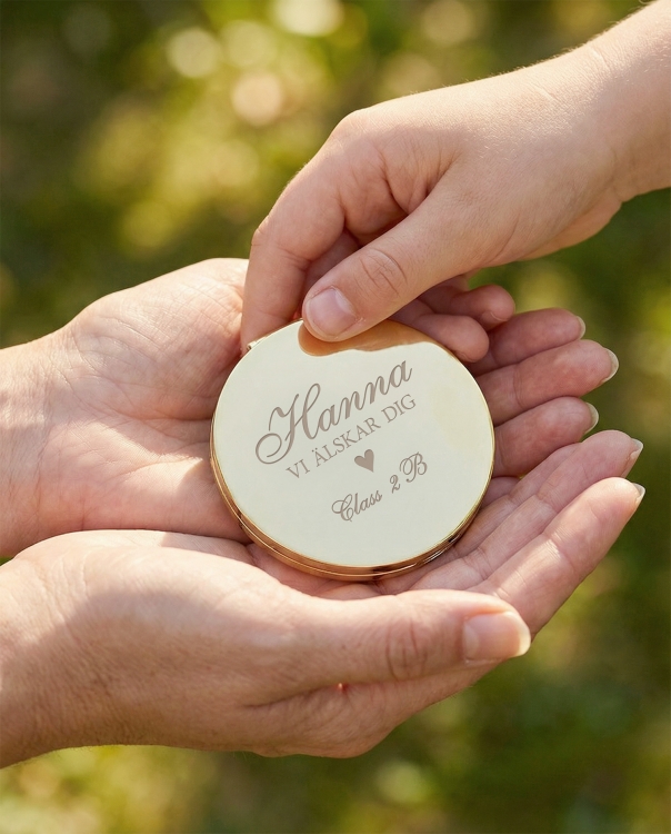 Fickspegel med personlig gravyr till fröken