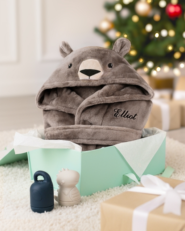 Julklappstips till barn med broderad badrock med namn och björnmotiv, samt badleksaker