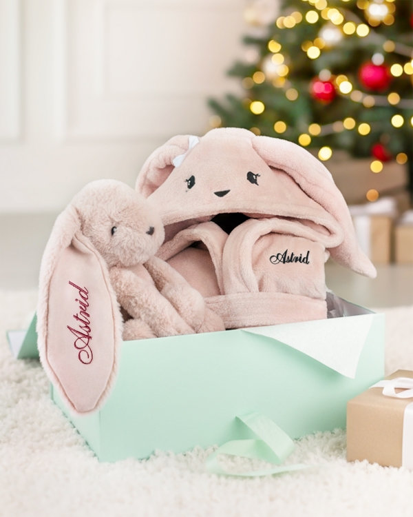 julklappstips till barn med broderad morgonrock och gosedjurskanin med namn