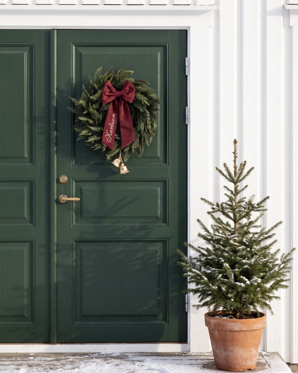 Julkrans med röd rosett med namn