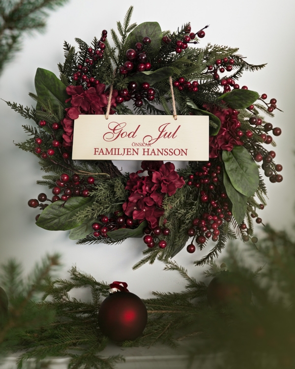 Julkrans med röda detaljer och julhälsning