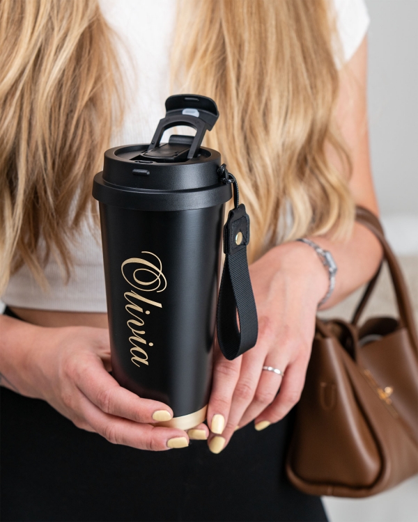 svart termosmugg med namn