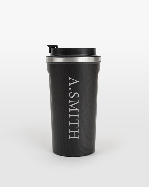 Brun termosmugg med trämönster och personlig gravyr