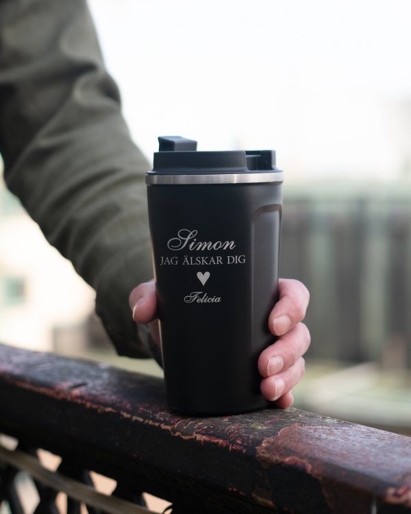 Svart stilren termosmugg med personlig gravyr