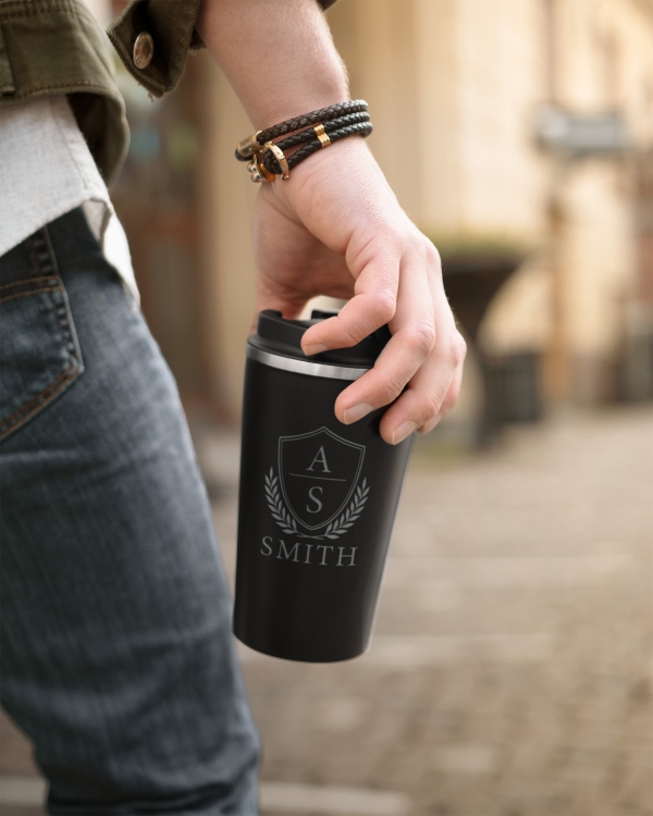 svart termosmugg med gravyr