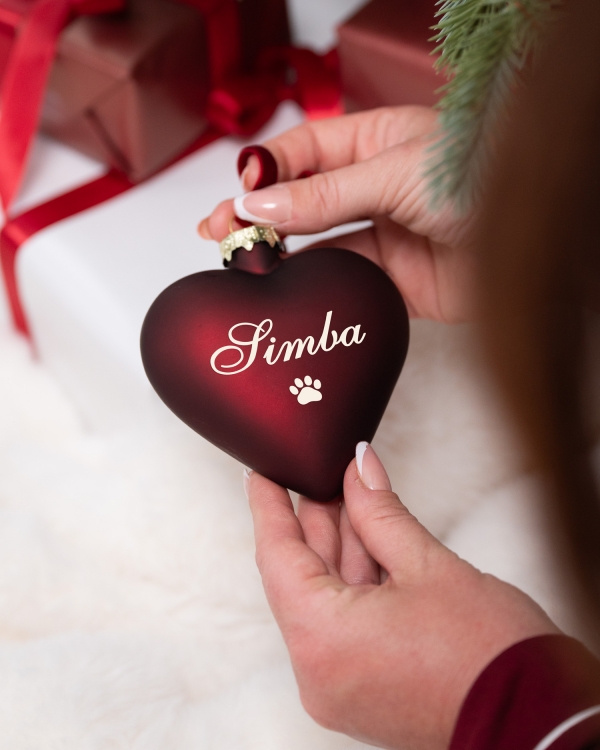 Hjärtformad julkula i rött med namn och tass