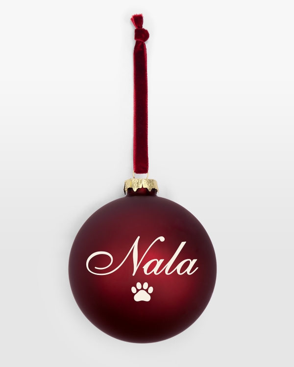 Röd julgranskula med personligt namn och symbol