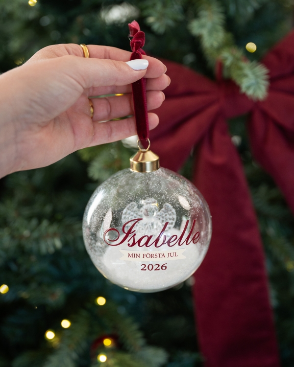 Julgranskula i glas med ängelmotiv och låtsassnö, kommer personligt märkt