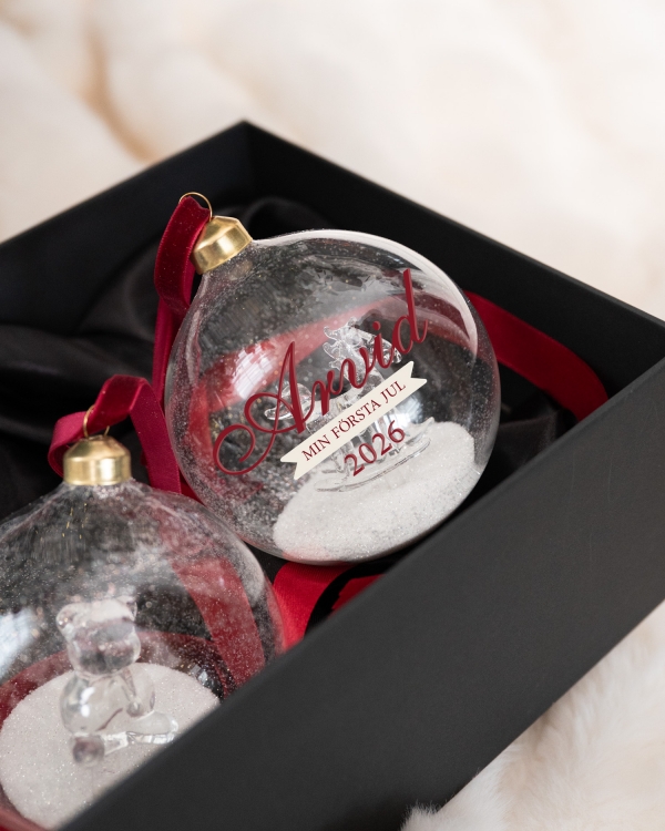 Julkula i glas med namn, personlig hälsning och motiv av en gunghäst