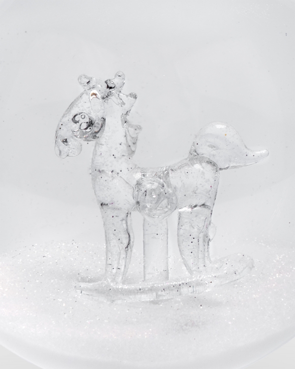 Julkula i glas med gullig gunghäst