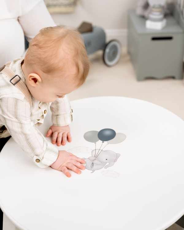 Vitt barnbord med elefantmotiv