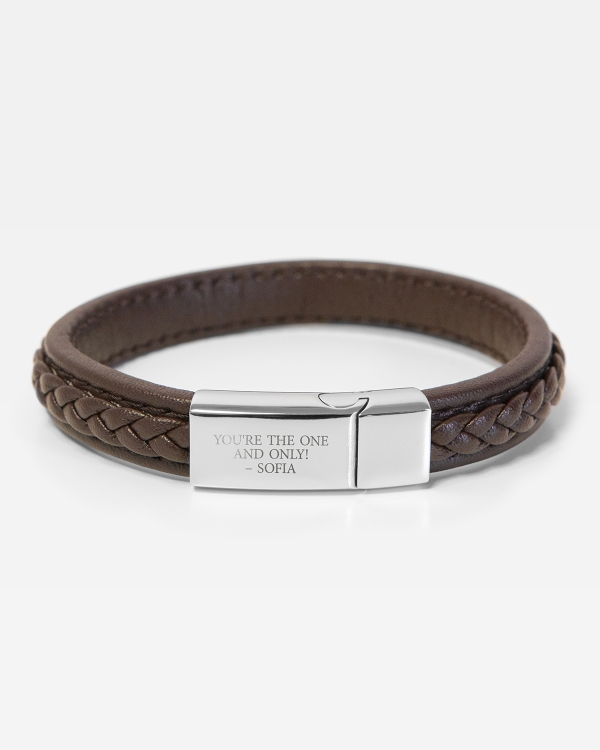 Armband med personlig gravyr till sin kärlek