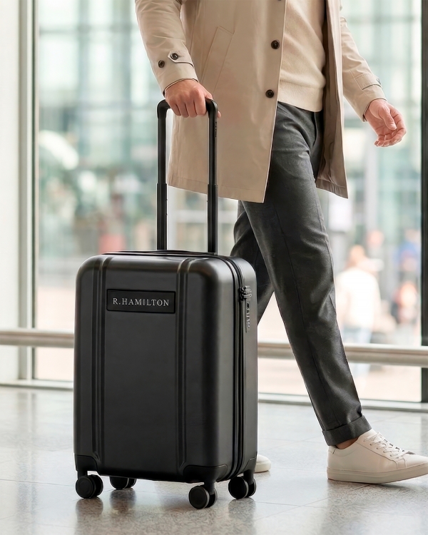 Mörkgrå kabinväska med graverat namn - perfekt för resan